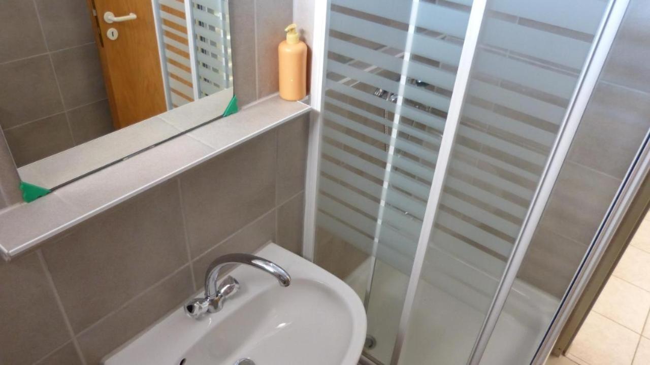 Beach Apartments Nemira 오미스 외부 사진