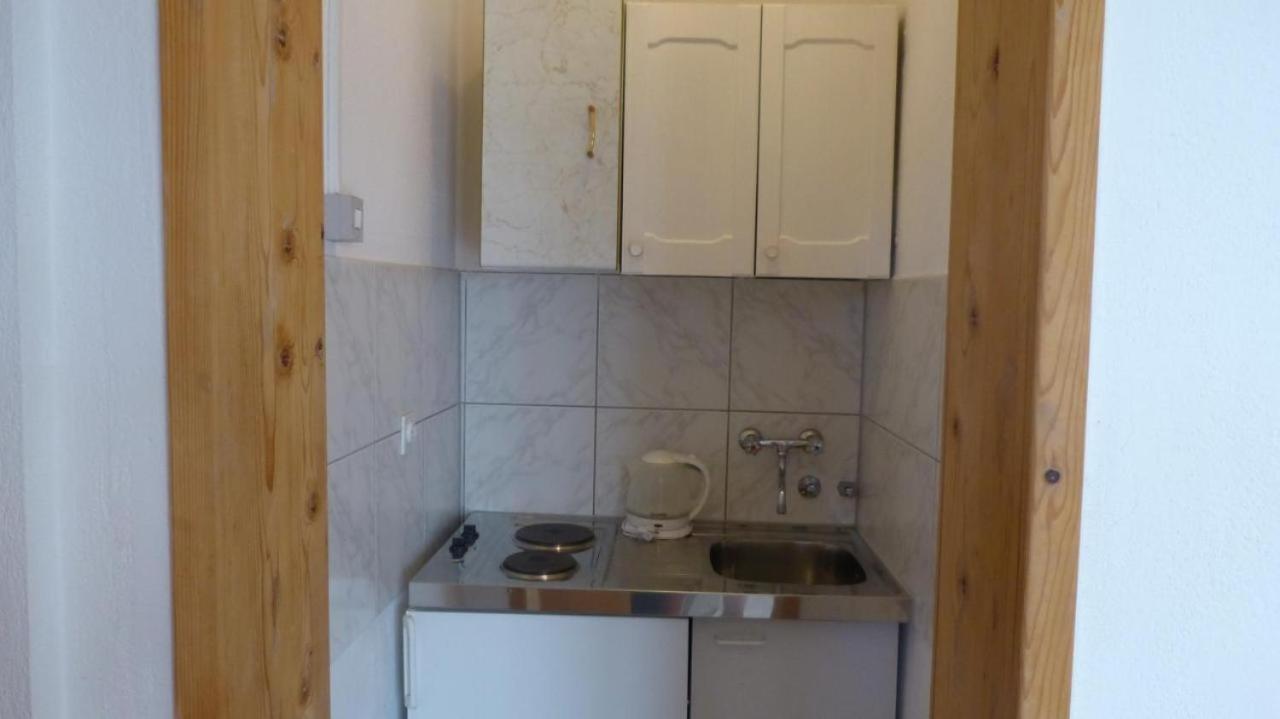 Beach Apartments Nemira 오미스 외부 사진