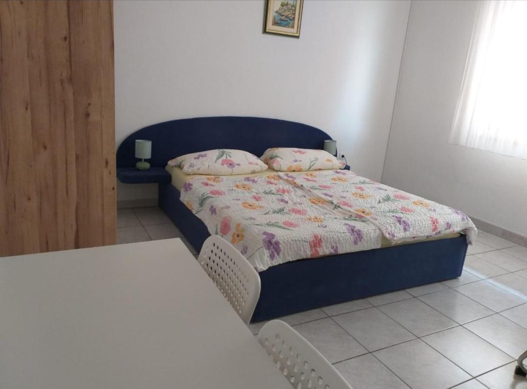Beach Apartments Nemira 오미스 외부 사진