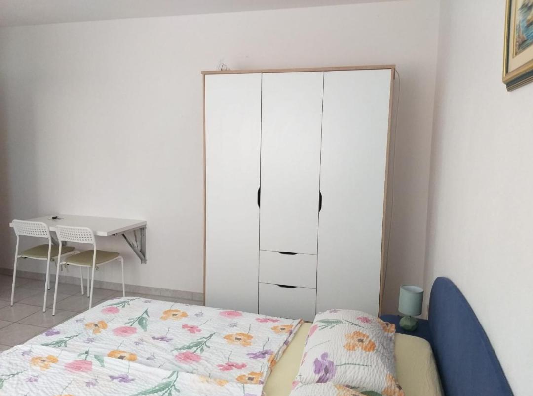 Beach Apartments Nemira 오미스 외부 사진