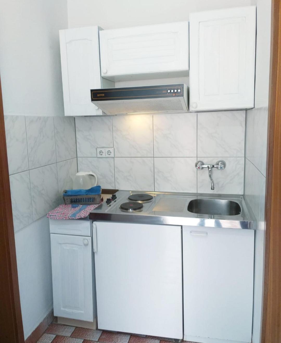 Beach Apartments Nemira 오미스 외부 사진